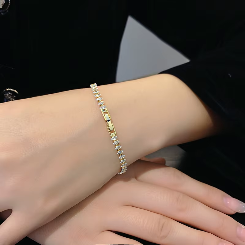 สร้อยข้อมือทองคำประดับเพชร CZ  - Formal Wear Jewelry For Women บทวิจารณ์และราคา